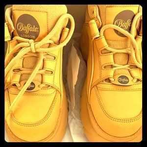 BRAND NEW, NEVER WORN Buffalo London Sneakers